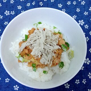 とろろ昆布とキムチ納豆の小丼